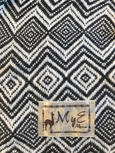 Load image into Gallery viewer, alpaca-bw